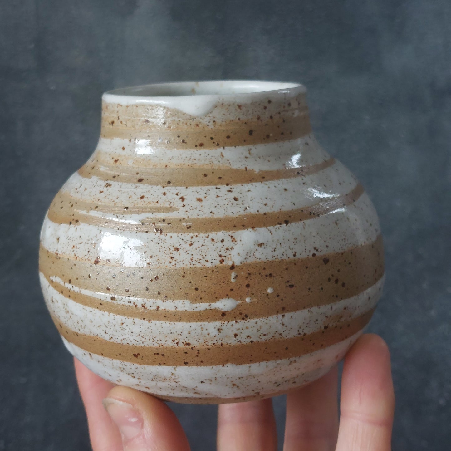 Vase , weiße Streifen