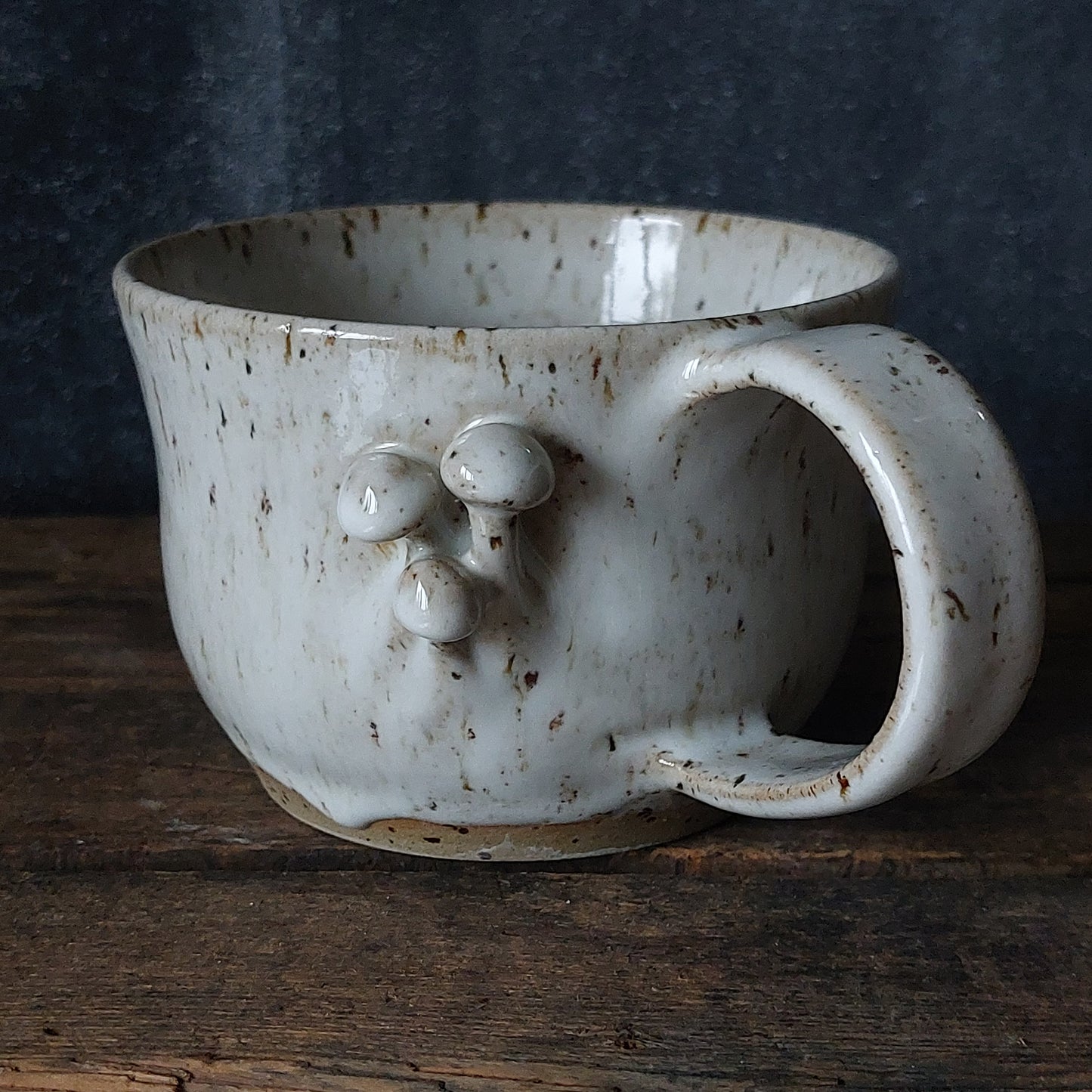 Tasse mit Pilzen