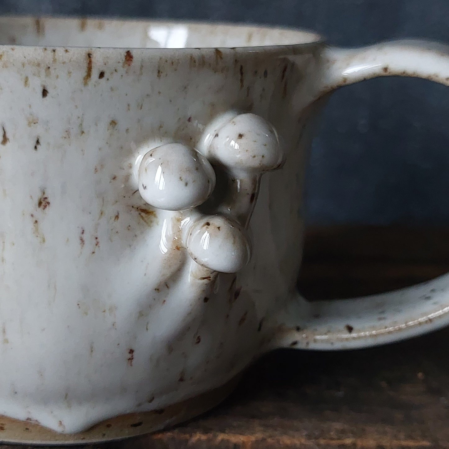 Tasse mit Pilzen
