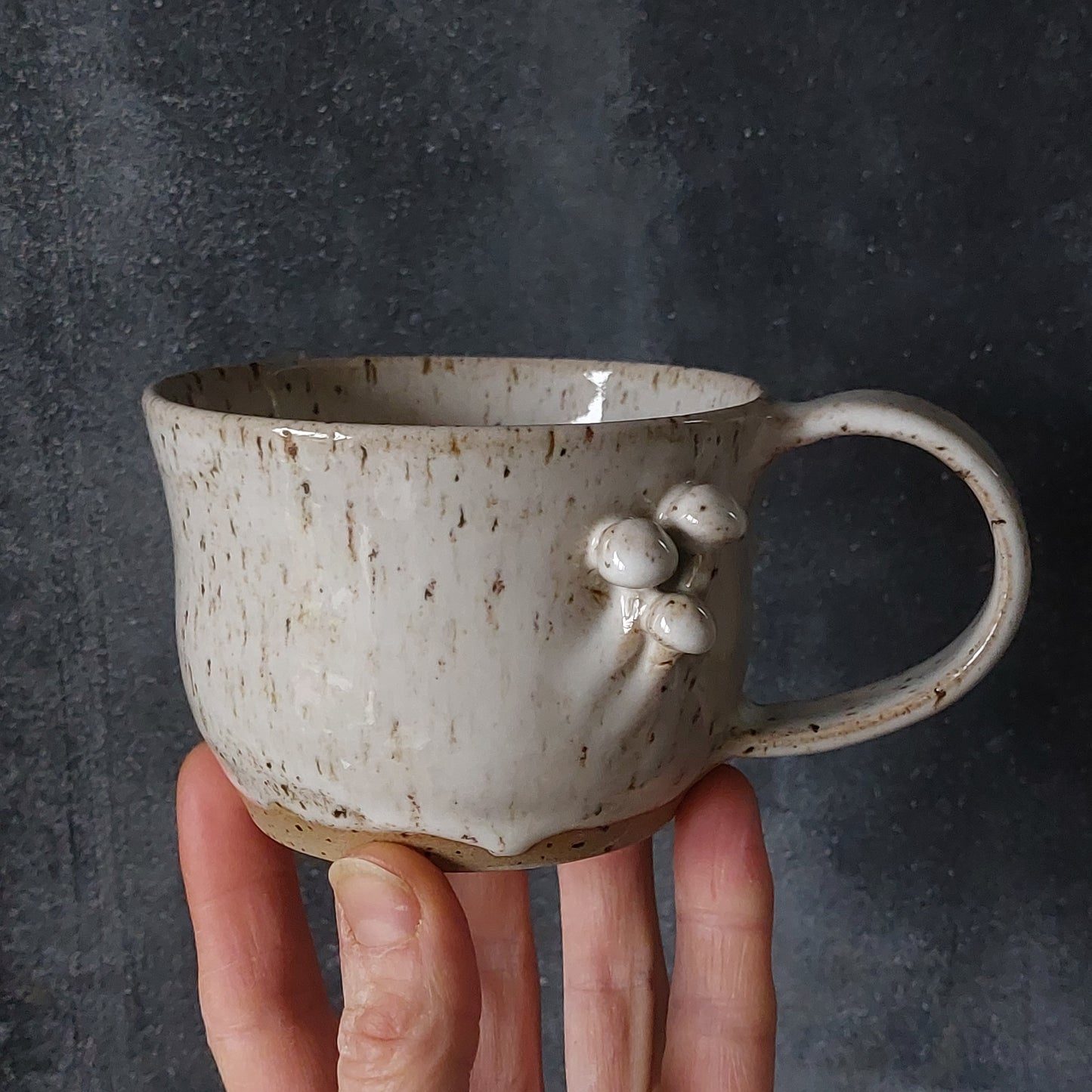 Tasse mit Pilzen