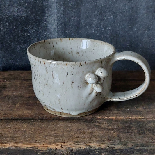 Tasse mit Pilzen